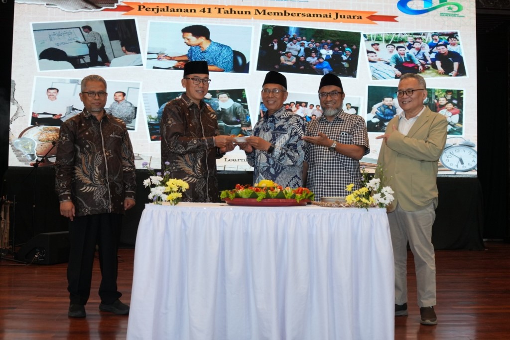 Prosesi potong tumpeng oleh direktur Bimbel Nurul Fikri Agus Suprayitno dan Jajaran Komisaris dan Pendiri Bimbel Nurul Fikri: Muhammad Taufik Zoelkifli. Musoli, Fahmy Alaydroes, dan Bachtiar Sunasto dalam puncak perayaan milad ke-41 Bimbel Nurul Fikri