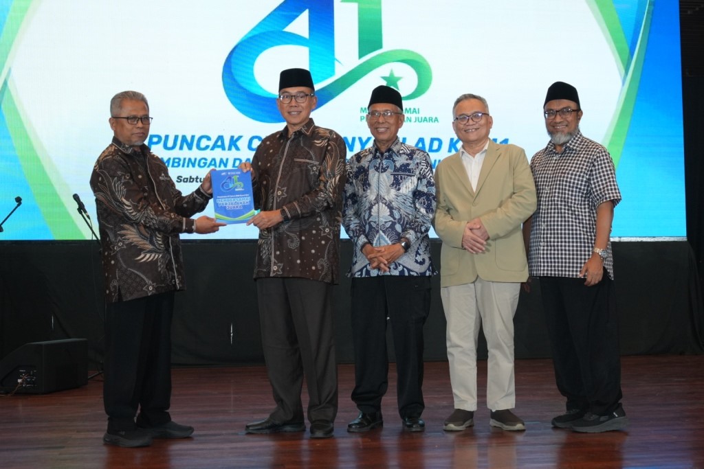 Simbolis peluncuran penulisan buku 41 tahun bimbel Nurul Fikri oleh direktur Bimbel Nurul Fikri Agus Suprayitno dan Jajaran Komisaris dan Pendiri Bimbel Nurul Fikri: Muhammad Taufik Zoelkifli. Musoli, Fahmy Alaydroes, dan Bachtiar Sunasto dalam puncak perayaan milad ke-41 Bimbel Nurul Fikri