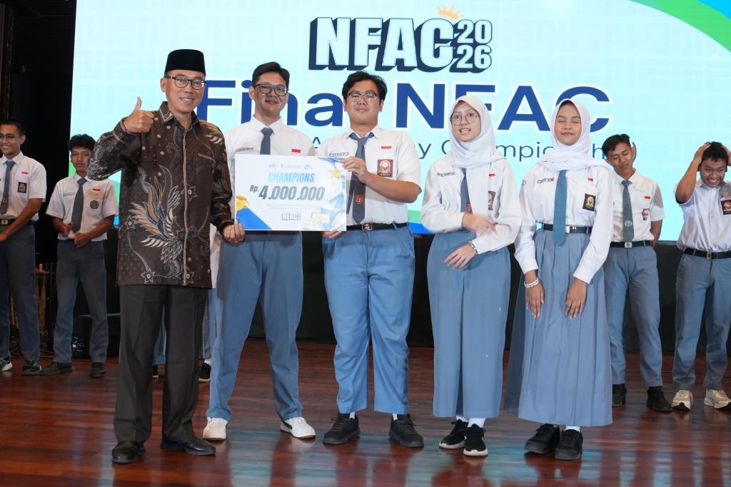 Simbolis pemberian hadiah kepada tim pemenang Nurul Fikri Academy Championship (NFAC) 2026 oleh komisaris utama Bimbel Nurul Fikri