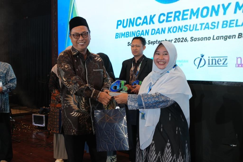 Simbolis pemberian apresiasi kepada pegawai oleh Manajer Divisi Organisasi Bimbel Nurul Fikri Insan Purnama